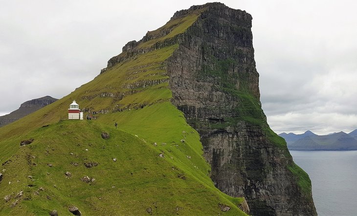 Hiking.fo : Kallurin lighthouse and seal woman