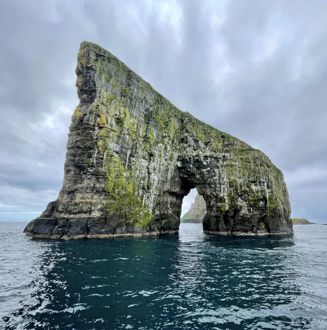 Bluegate.fo : Drangarnir Sea Arch Boat & Hiking Tour