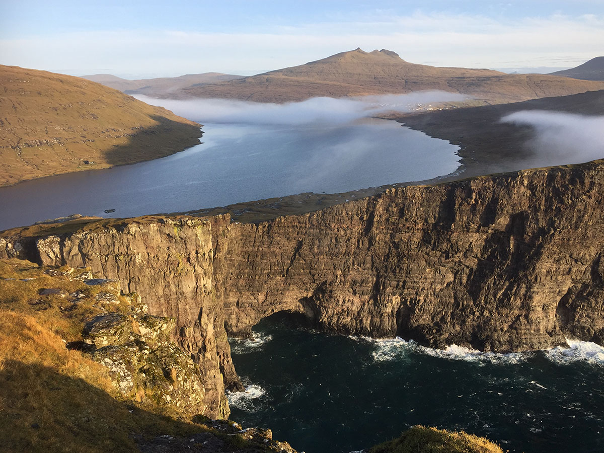 Faroetrekking.com : Hike from Miðvágur to Trælanípa