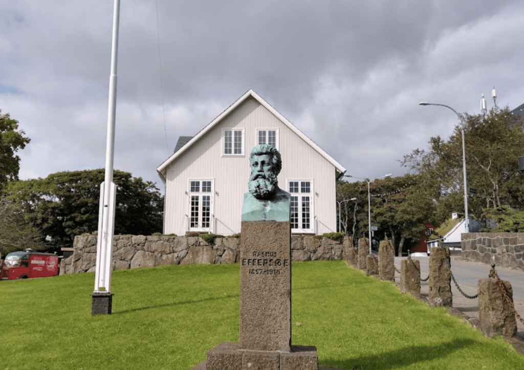 Rasmus Effersøe Statue